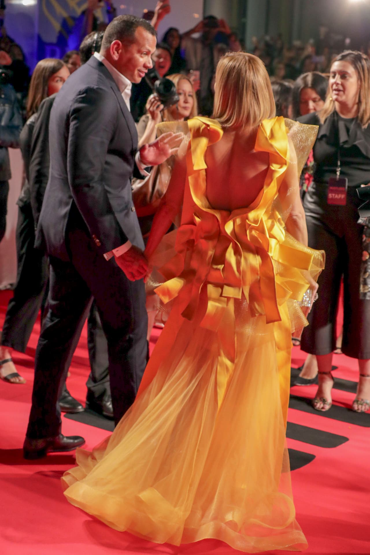 <b>7 de septiembre de 2019, premier de 'Hustlers'</b>
<br>
<br>Para la gala de estreno de la cinta 'Hustlers', del Festival Internacional de Cine de Toronto, Canadá, la actriz llevó un vestido dorado de múltiples capas diseñado por Maison Yeya.