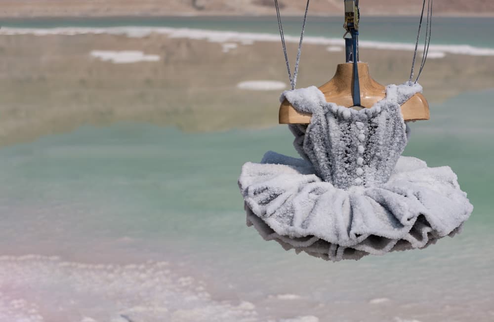 Sin embargo, sus aguas visitadas por cientos de personas que las recorren cada año en busca de efectos curativos, se han convertido en una fuente inagotable de inspiración para esta artista que bautizando objetos profanos en sus aguas, les confiere una especie de vida.