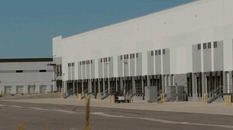 La propiedad industrial de 
<b>10 hectáreas o 25 acres</b> se ubica en el
<b> 6020 W. 300 South, cerca de la Interestatal 80 y el aeropuerto de Salt Lake City</b> en el oeste de la ciudad. De acuerdo con los registros públicos, es conocida como Edificio A en el Parque Industrial Mountain View.