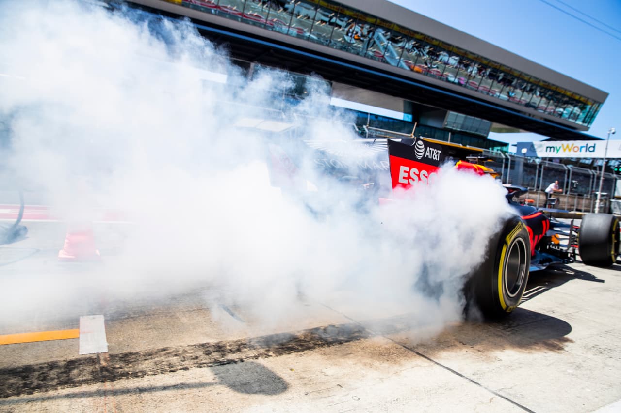 Este viernes los motores se prendieron en el Red Bull Ring, en Spielberg, para dar inicio al Gran Premio de Austria con las primeras dos sesiones libres. Charles Leclerc y Lewis Hamilton fueron los dos más rápidos en una jornada accidentada en la que Max Vertsappen, Valtteri Bottas, Sebastian Vettel, Pierre Gasly, entre otros, tuvieron inconvenientes.