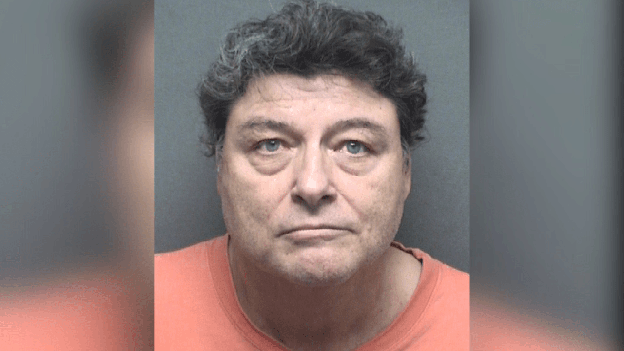 Anciana cubierta en excremento y con gusanos en la piel recibe ayuda: al hijo que la cuidaba lo arrestaron después