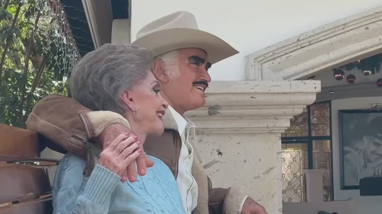 La conmovedora reacción de doña ‘Cuquita’ al ver figura hiperrealista de Vicente Fernández