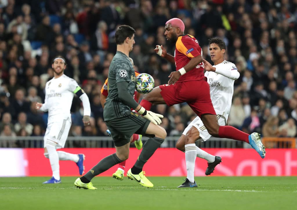 Thibaut Courtois sale a achicar para que el delantero Ryan Babel no tenga un ángulo claro de gol.