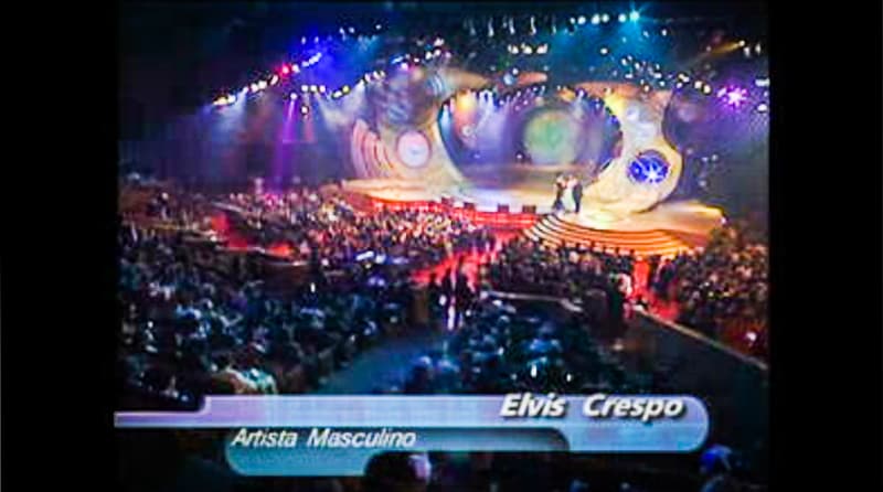 ¡Suavemente, bésame! El puertorriqueño Elvis Crespo recibió su segundo premio de la noche a Artista Masculino del Año en Tropical/Salsa. 'Suavemente' fue su álbum debut y el que lo puso en el mapa de la escena del merengue. Ese disco también estuvo nominado a un Grammy .