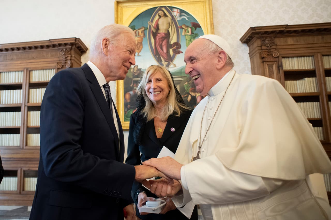 El presidente Joe Biden intercambia obsequios con el papa Francisco, en su primera visita oficial como presidente al Vaticano. El mandatario estadounidense y el pontífice se vieron en privado y luego mantuvieron conversaciones con sus respectivas delegaciones.