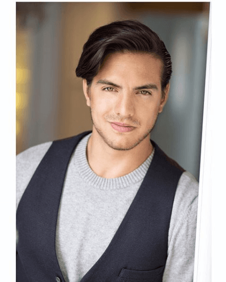 Vadhir ya sigue los pasos de su padre en la pantalla grande, hasta el momento ha protagonizado dos películas, 'El tamaño si importa' y '3 idiotas'.