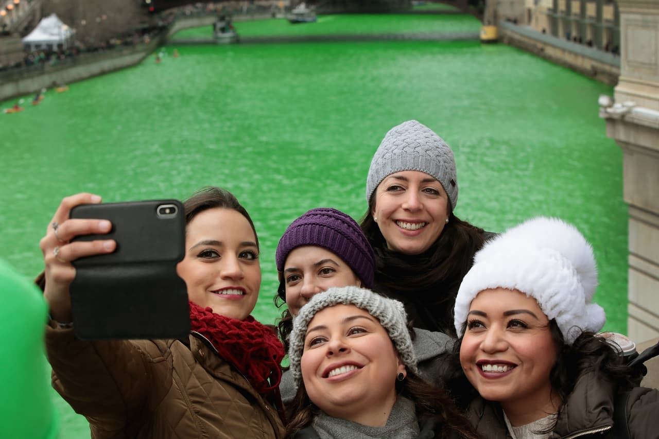 Si vives en Chicago, sabes que ninguna otra ciudad se compara en el Día de San Patricio. De hecho, los recorridos por restaurantes, los desfiles y el teñido de ríos han convertido a Chicago en la mejor ciudad para celebrar durante dos años seguidos.