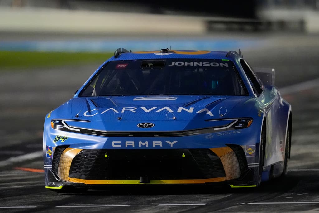 <b>El ceremonial “Start Your Engines”. </b>Los pilotos dentro de sus autos, los mecánicos atentos y el público expectante representan la tradición que convierte al Daytona 500 en un evento deportivo y cultural.