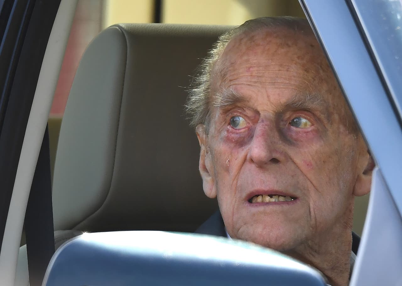 También señaló que el duque de Edimburgo pudo ponerse de pie y caminar, pero que 
<b>había “un poco de sangre”,</b> sugiriendo que podría haberse cortado con los vidrios rotos.