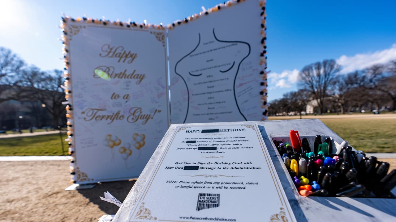 Recrean tarjeta de cumpleaños de Trump a Epstein en el National Mall