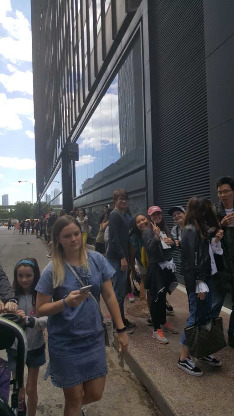 La apertura del restaurante causó mucha expectativa y había fila para entrar desde muy temprano. En promedio, muchos estuvieron en fila por cerca de dos horas para ser de los primeros en pasar.