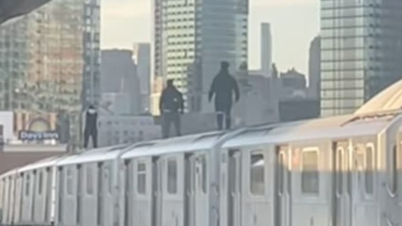 Adolescente de 14 años queda herido tras caer mientras ‘surfeaba’ en el metro de NY