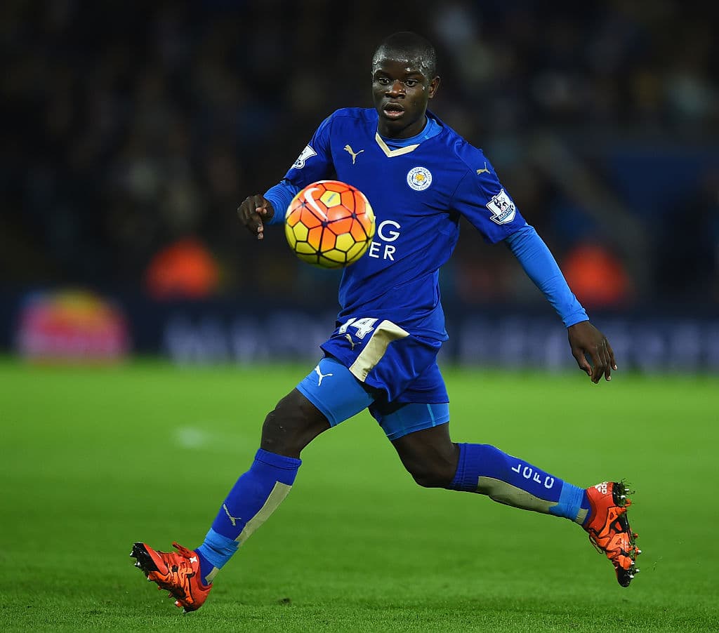 En las votaciones para mejor jugador del año también destacó otro jugador del Leicester, el francés N’Golo Kanté. El centrocampista llegó al Leicester como pilar para intentar mantenerse en la división de los grandes, a pesar de ser un jugador de modesta fama. Kanté se convirtió en la columna del equipo. Si Mahrez y Vardy pusieron los goles, N’Golo Kanté puso el corazón para guiar al equipo.