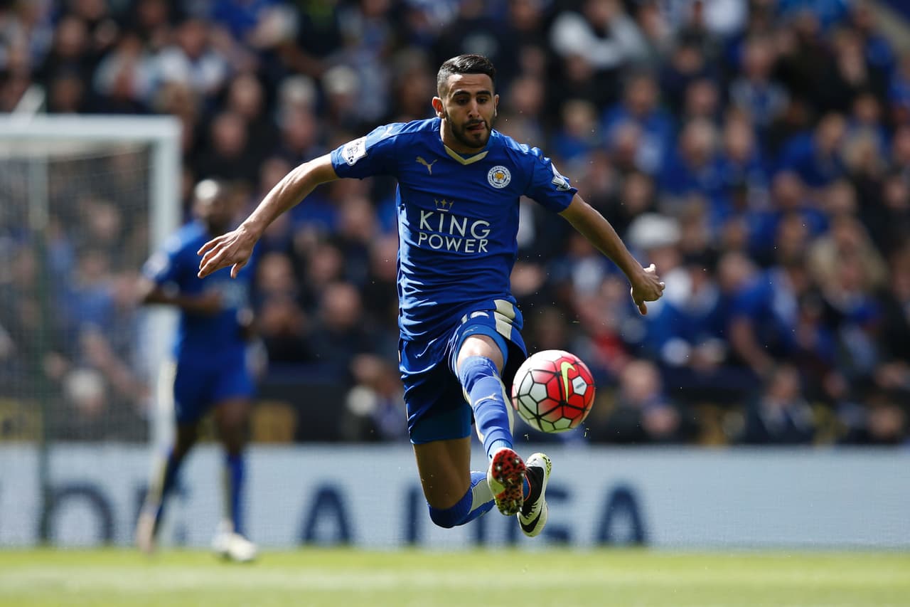 ¿Conocías a Riyad Mahrez? El extremo argelino fue hasta esta temporada un buen jugador más. Jugó con su país en el último mundial y ascendió a la Liga Premier con el Leicester la temporada pasada. Esta temporada explotó con 17 goles y fue clave en el buen funcionamiento de su equipo. Por alguna razón fue votado por los jugadores de todos los equipos como el mejor de este torneo.