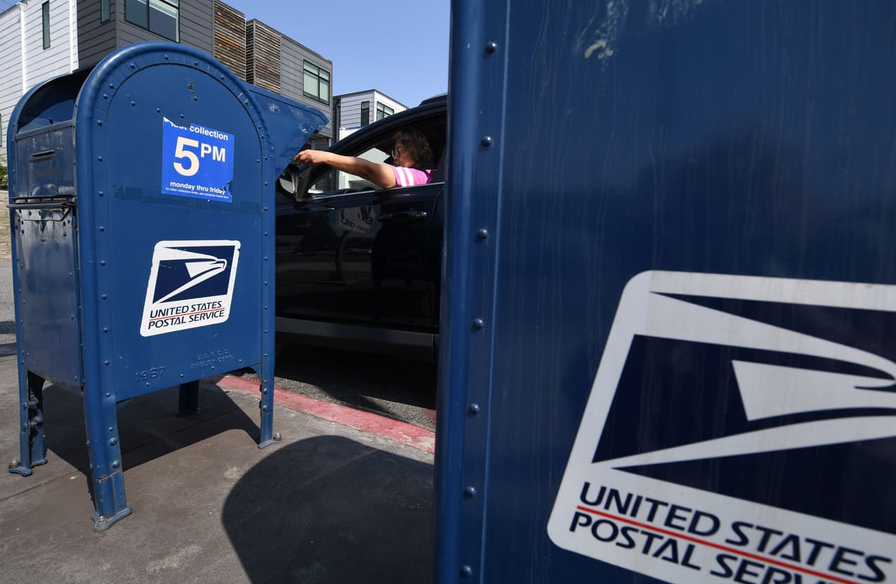 Dávila agregó que el director general de correos del presidente Donald Trump, Louis DeJoy, y el Partido Republicano eran “el enemigo de Estados Unidos”.
<br>