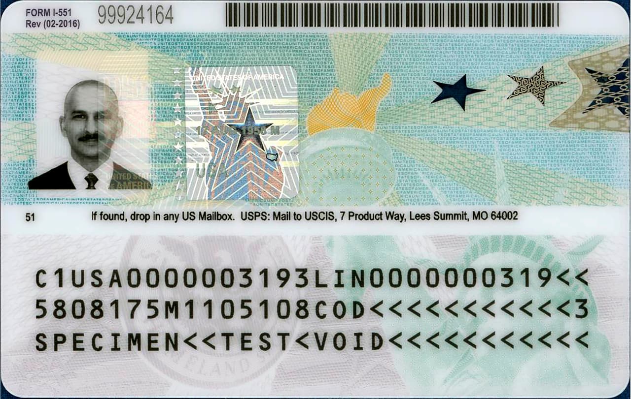 Esta imagen sin fecha, proporcionada por el Servicio de Ciudadanía e Inmigración de Estados Unidos (USCIS), muestra el reverso de un modelo de "tarjeta verde" (green card), conocida formalmente como Tarjeta de Residente Permanente.