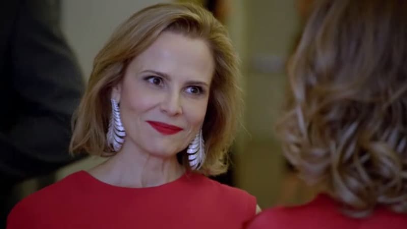 Alejada de su familia biológica, Débora es ahora una mujer controladora, pendiente, únicamente, de su hijo
<b>Ricardo</b> de quien sabe, por el
<b>padre Stefano</b>, que le esperan grandes cosas. Además, vive molesta todo el tiempo con Adriano, por sus infidelidades y frialdad.