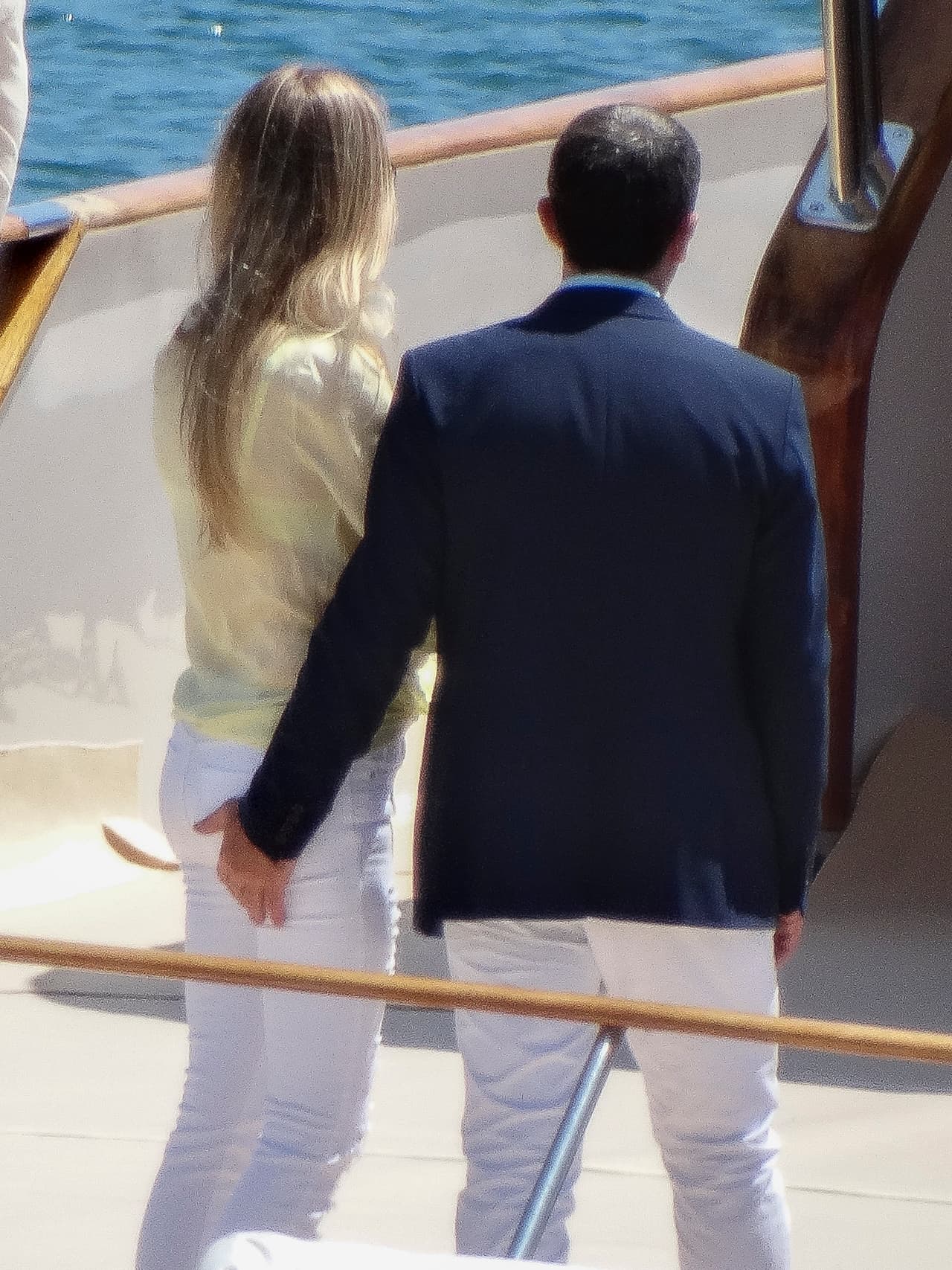 Al parecer nadie en el yate notó esta peculiar muestra de cariño... pero a los paparazzi no se les escapó la foto.