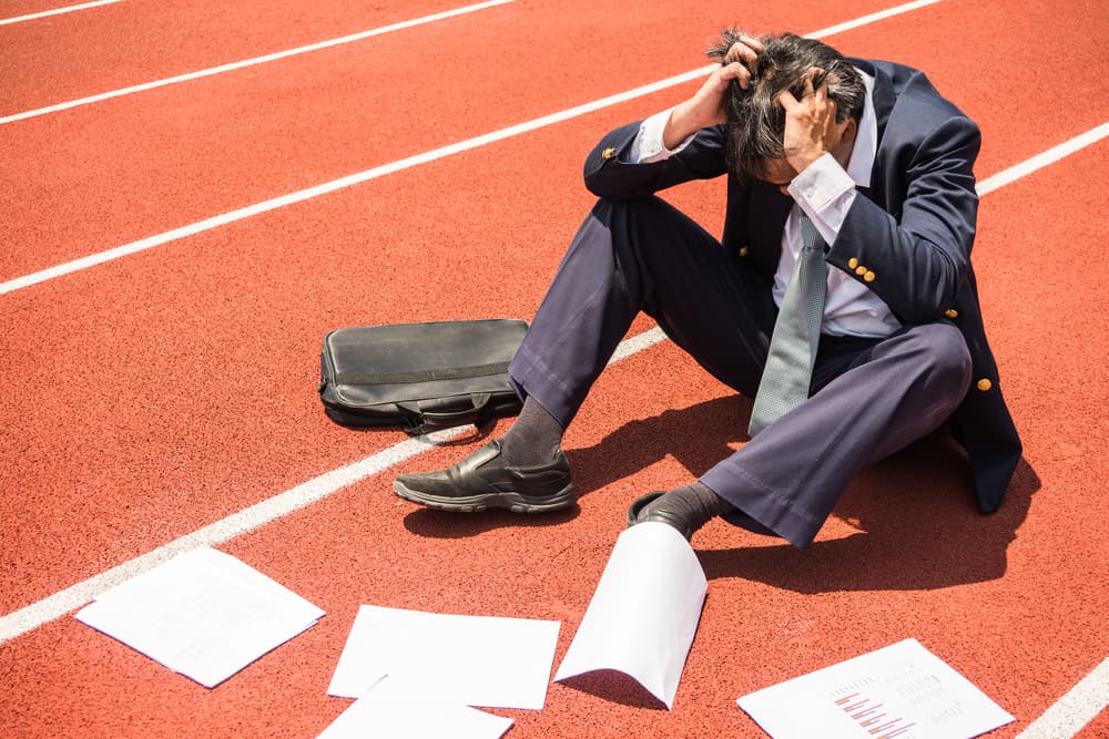 Un aviso: no te dejes manipular por quienes se te van a acercar para proponerte negocios que parecen muy buenos, pero que en el fondo no lo son ya que se trata de "fachadas". Propaladas por quienes viven con la cabeza en las nubes, sin tener los pies bien plantados sobre la tierra.