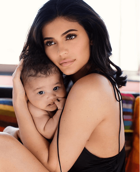 Stormi Webster aparece en nuevas fotos que posteó su mamá en Instagram la víspera de su cumpleaños 21, celebrándolo junto a su "regalo más especial" como escribió al pie.