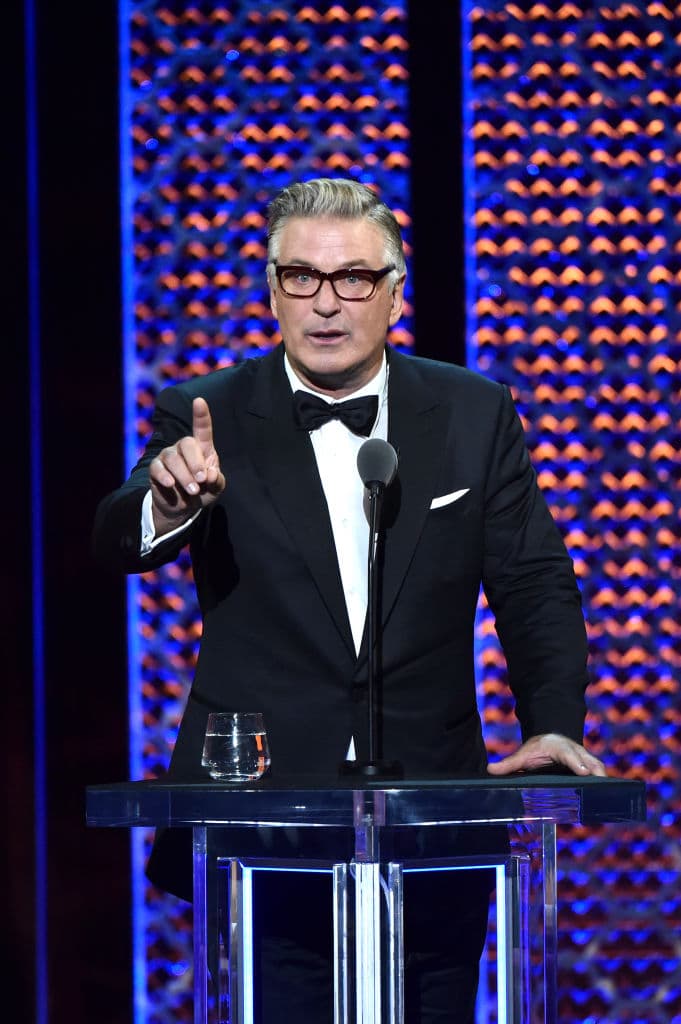 <b>Alec Baldwin</b> es otro de los afectados e incluso le contó a New York Times en alguna ocasión que los síntomas vuelven cada año: “En la misma época del año me pongo muy cansado”.