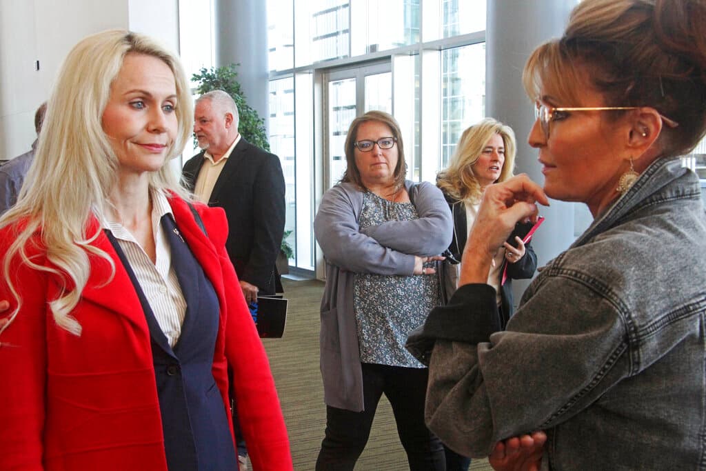 La candidata Kelly Tshibaka junto a Sarah Palin durante un evento de campaña en mayo. Ambas tienen el apoyo de Trump.