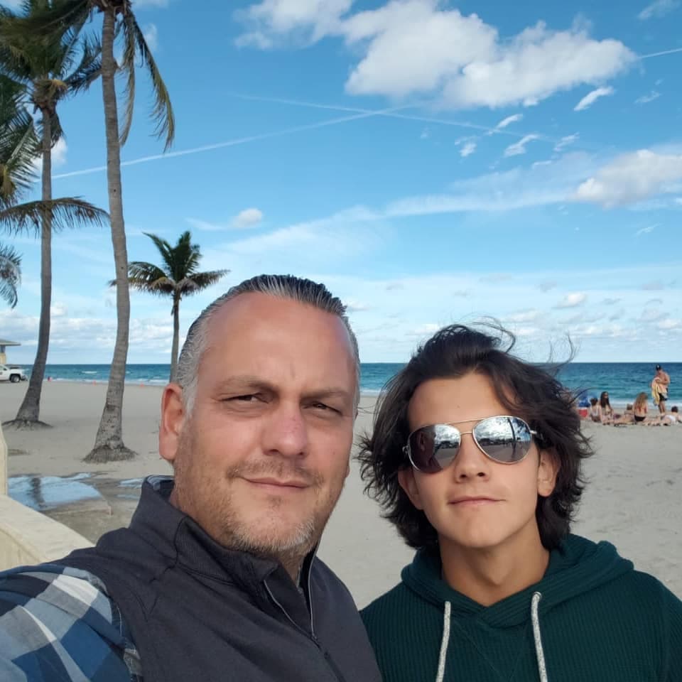 Miguel Borbolla también la acusó de ser bipolar y alcohólica. Un juez de Querétaro, México, determinó que el joven de hoy 18 años, se quedaría con su padre. Las autoridades del estado mexicano también determinaron que Salinas debía entregar el 30 por ciento de su sueldo para la manutención del adolescente.