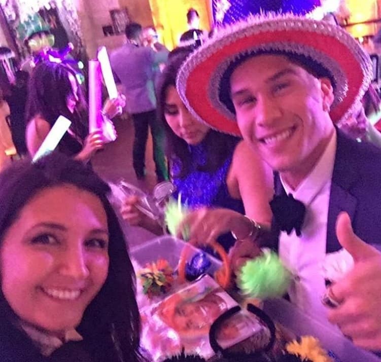 Después de la cena, se realizó una tornaboda donde el novio y sus invitados bailaron y cantaron.