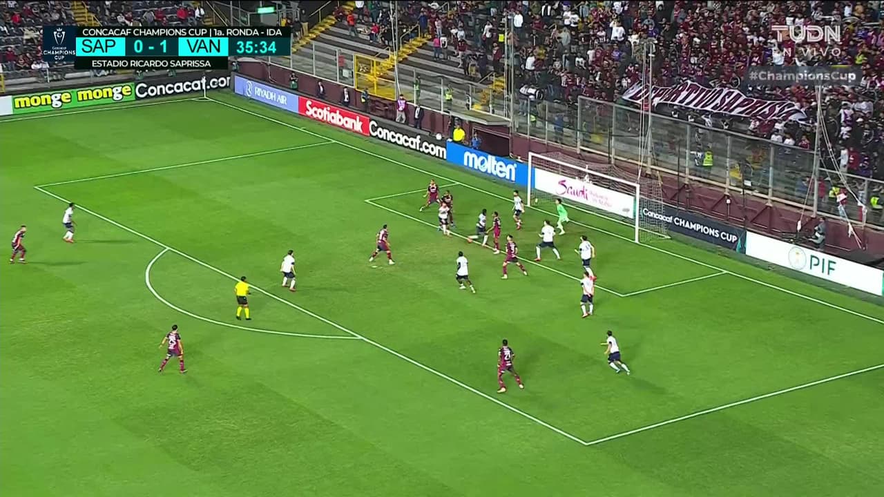 ¡TIRO ATAJADO! disparo por Kendall Waston.