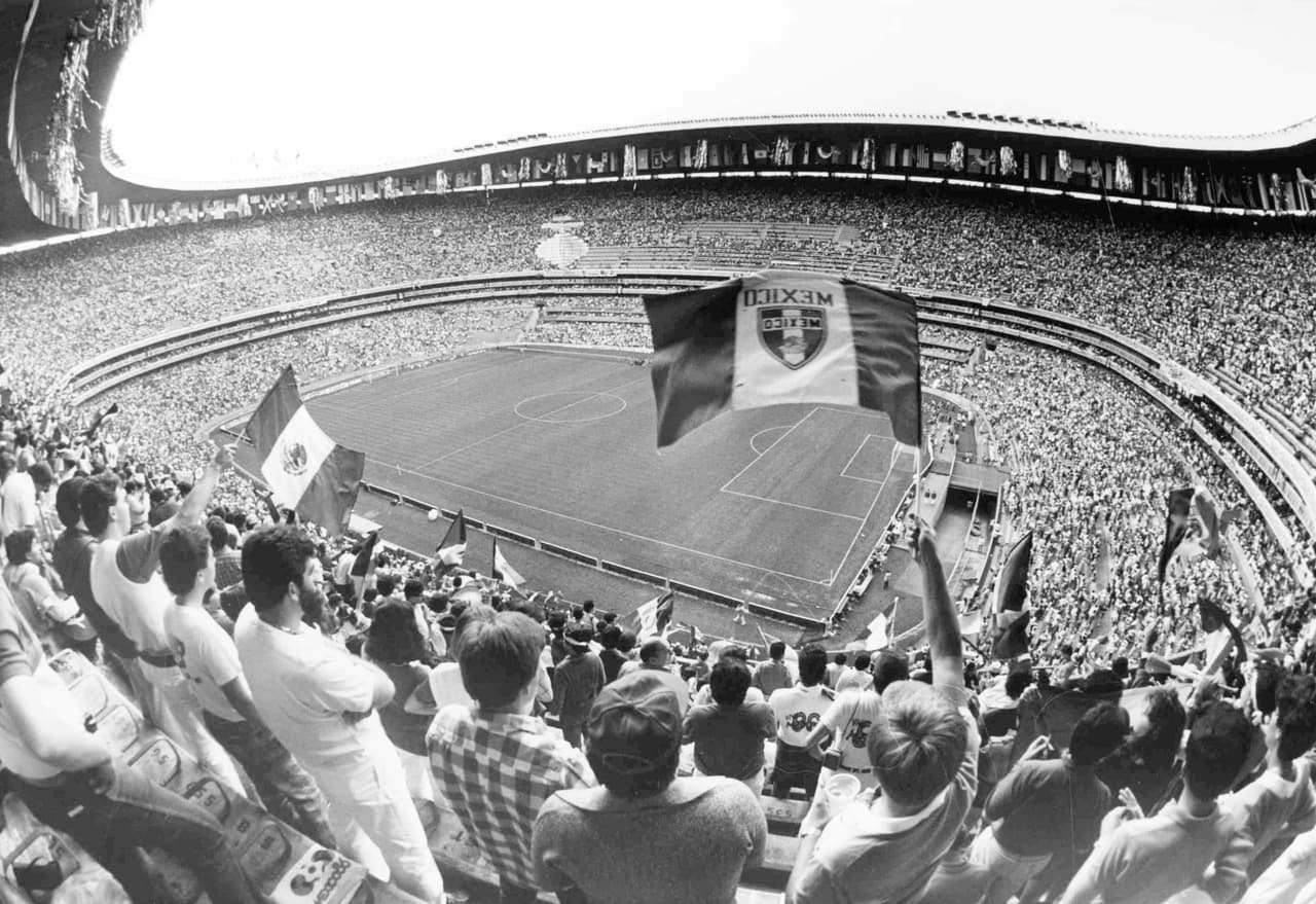 Aficionados al fútbol ondean banderas mexicanas antes del inicio del partido de la Copa Mundial de Fútbol entre México e Irak en el Estadio Azteca de la Ciudad de México, el 11 de junio de 1986. México derrotó a Irak 1-0.