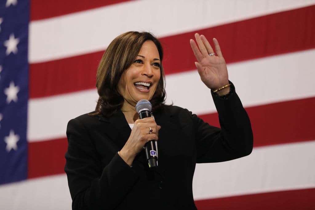 <b><a href="https://www.univision.com/temas/kamala-harris">KAMALA HARRIS (3)</a></b>. Forbes incluye el tercer puesto de su lista de mujeres poderosas a la vicepresidenta electa de Estados Unidos, destacando que se trata de "la primera mujer y la primera mujer de color en ocupar su puesto". Harris es una de las otras 16 recién llegadas en la lista del 2020. En 2016, fue la primera mujer indo-estadunidense electa para un puesto en el Senado. Anteriormente fue fiscal general de 
<a href="https://www.univision.com/temas/california">California</a>.