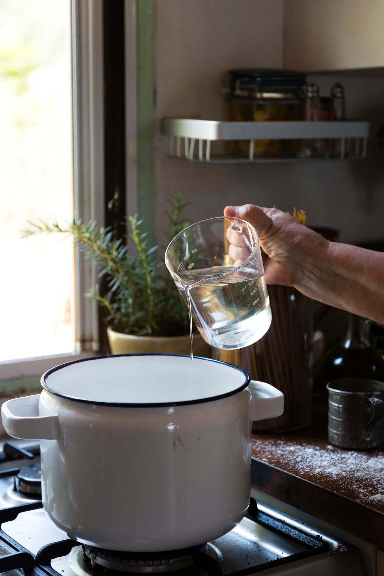 <b>Pon a hervir vinagre. </b>En caso de que hayas cocinado algún pescado cuyo olor sea exageradamente fuerte, puedes poner a hervir tres tazas de vinagre y mezclarlas con dos de agua. Esta combinación eliminará el mal olor de tu cocina.