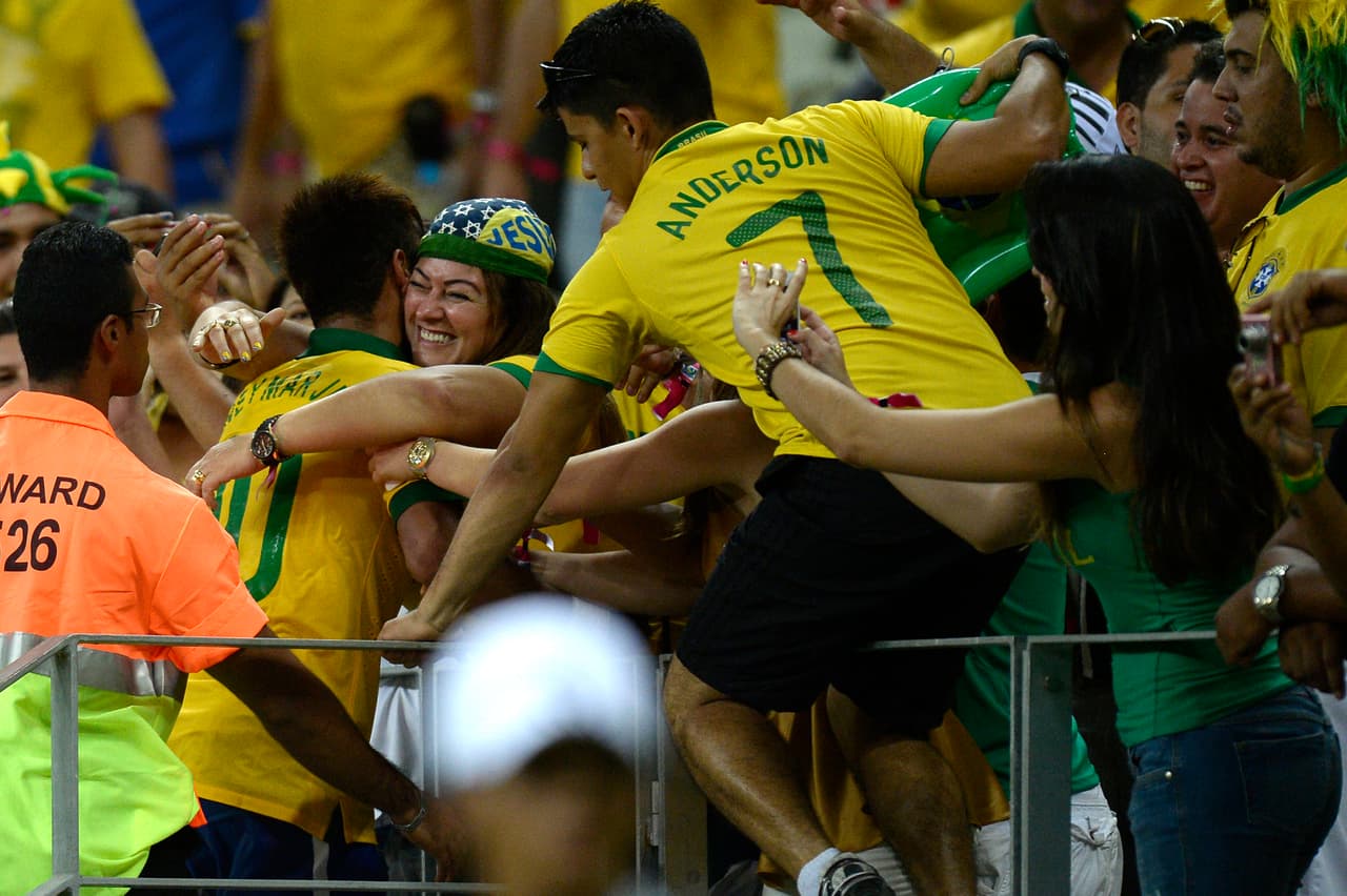 Por eso, Neymar celebra con Nadine los grandes logros en la cancha.