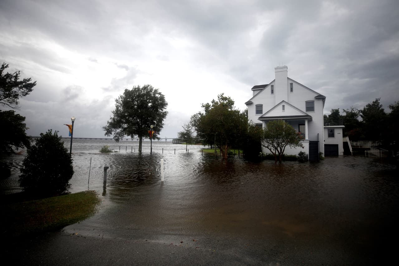Aunque la velocidad de avance de Florence disminuya, más tiempo en el mismo lugar implacaría más destrucción.