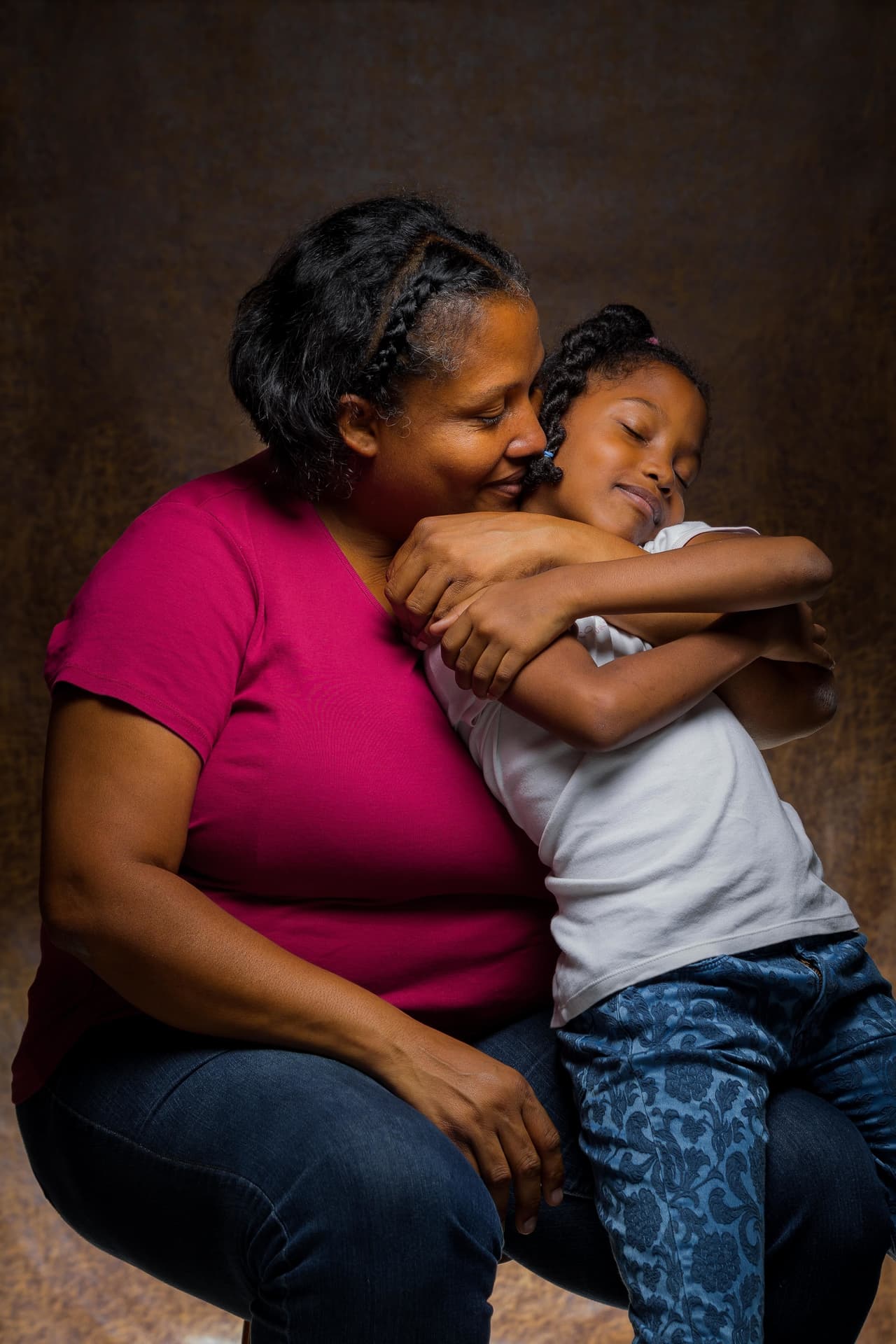 Según el último estudio de la organización Médicos por la Salud, 1,557 pacientes murieron en centros sanitarios por falta de material y 79 por apagones entre el 19 de noviembre y el 9 de febrero pasado. Inés Zarza tiene mellizas de siete años. Una de ellas, María Elena (en la fotografía), padece anemia drepanocítica severa (que destruye los glóbulos rojos). La madre critica que el gobernante Nicolás Maduro haya aprobado un gasto de 50 millones de euros para la creación de una industria militar textil y otros más de seis millones de euros para la fabricación de armas. “En su mente tienen una guerra en la que nadie va a pelear con ellos", dijo a la agencia EFE. No ha podido practicarle la prueba a las mellizas para ver si son compatibles para el trasplante porque no puede pagar los 2,600 dólares que cuesta.