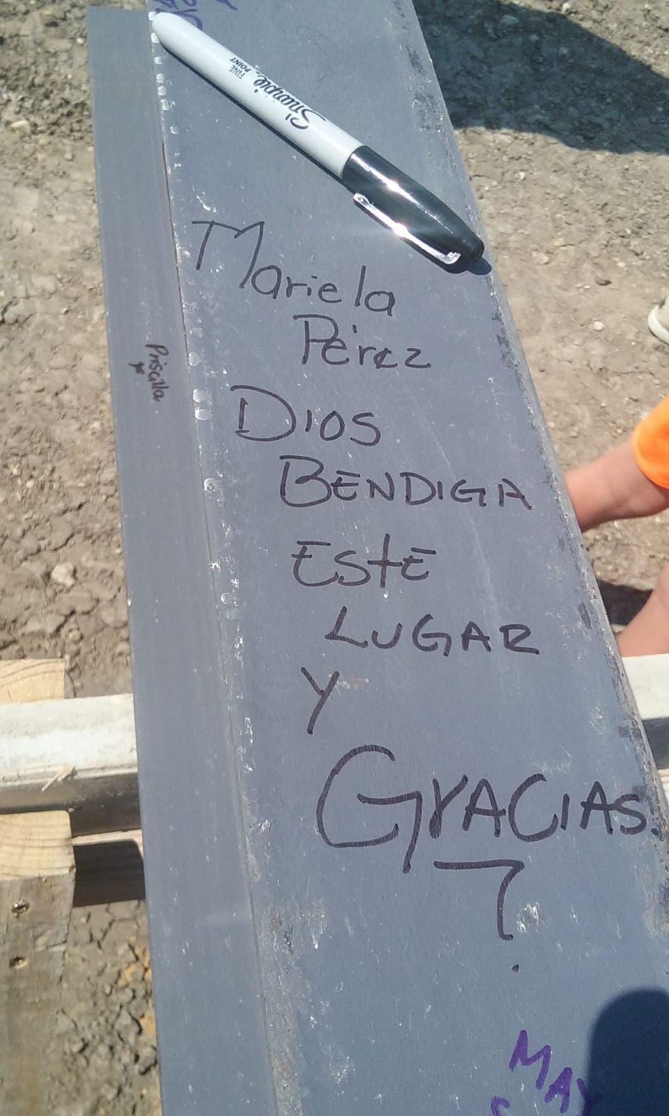 Familias de la zona estuvieron presentes para firmar las barras de acero que formaran el centro. El Buckner Family Hope Center brindará apoyo a la comunidad de Bachman Lake que es mayormente hispana.
<br>