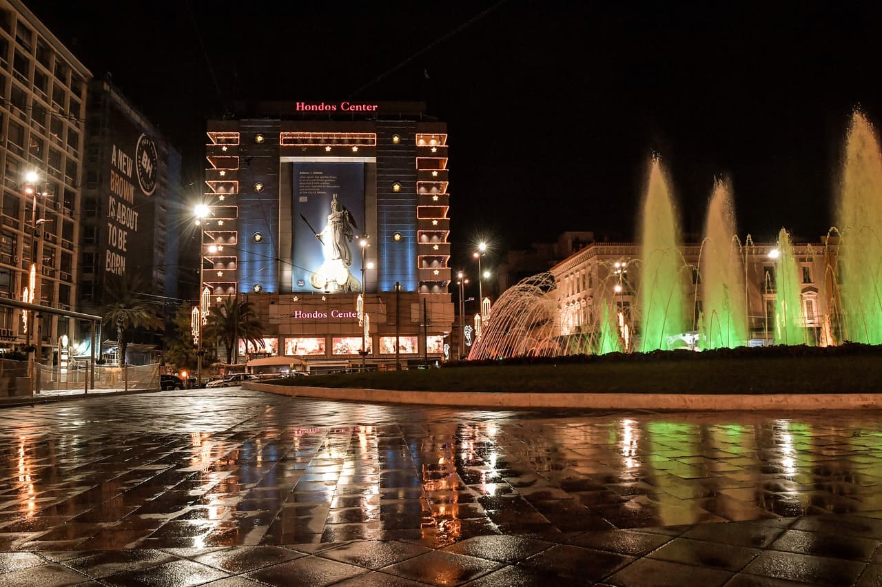 En la plaza central de Atenas, las calles lucen vacías a inicio de 2021 debido a un toque de queda impuesto después de las 10 pm para evitar reuniones y celebraciones.