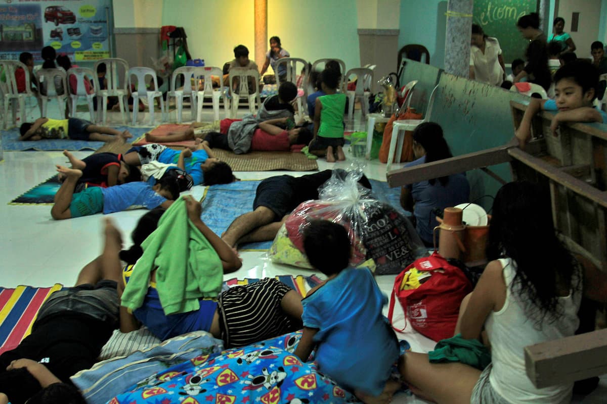 Miles de personas pasaron la Navidad en refugios mientras pasaba en tifón Nock Ten por Filipinas