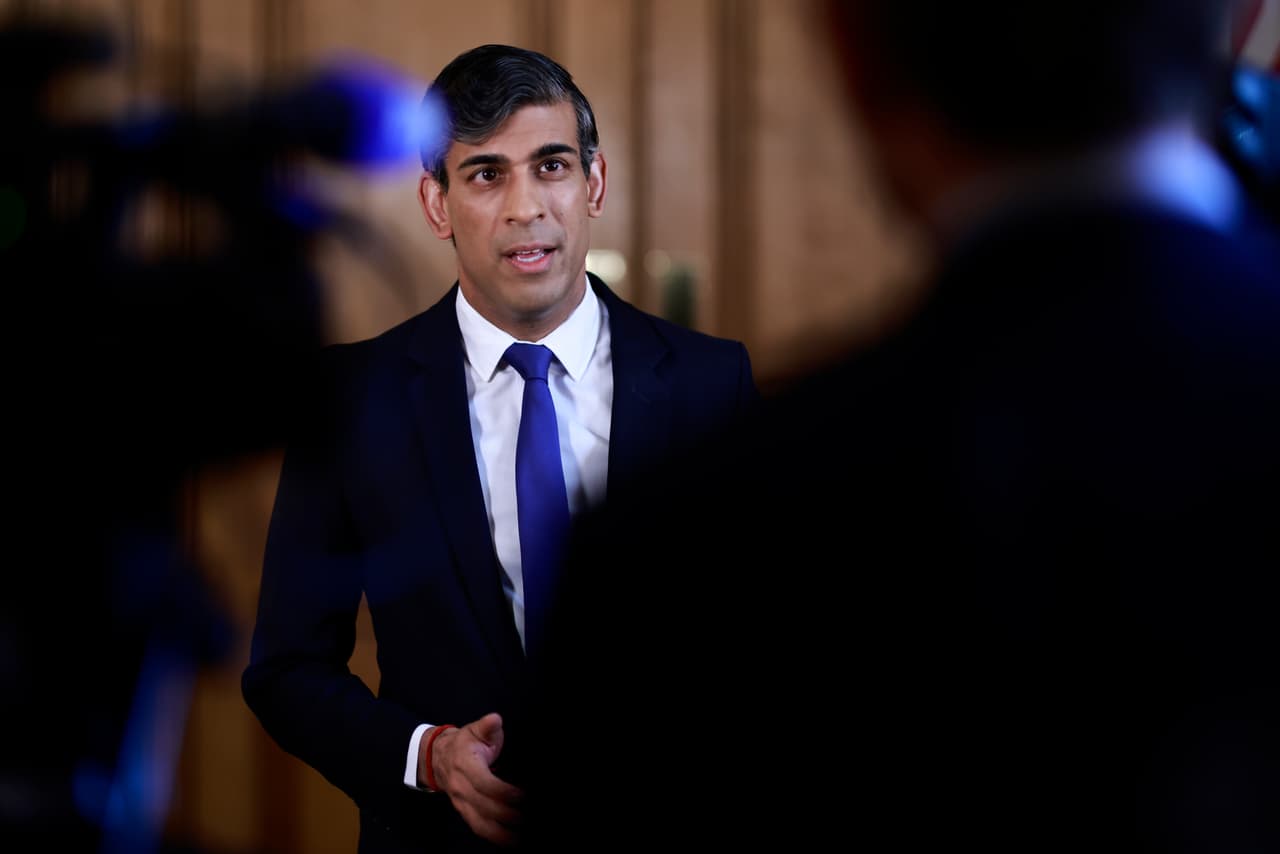 El primer ministro británico, Rishi Sunak, grabando un pronunciamiento sobre el ataque iraní en Israel este domingo 14 de abril de 2024.