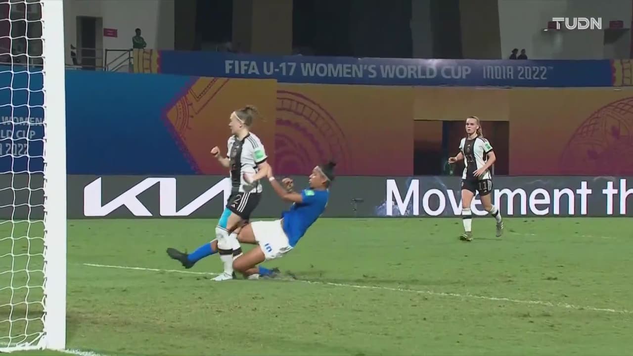 ¡Juega gratis! Rhaissa se tira de la tercera cuerda y la árbitra la perdona