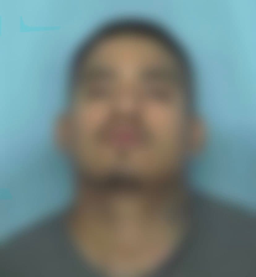 Oficiales en el puerto de San Luis, Arizona arrestaron a Adrian Bueno, un fugitivo buscado por homicidio desde enero de 2021. Bueno era buscado por asesinato en primer grado y asalto en primer grado en Yakima, Washington.