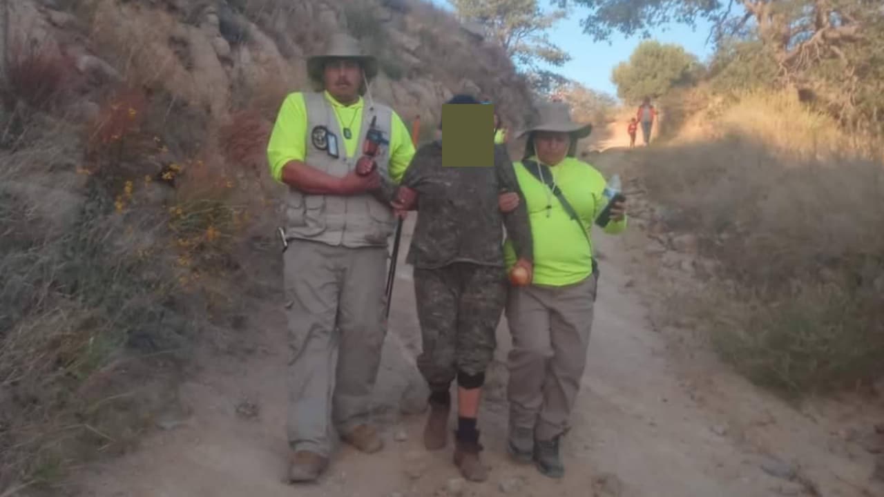La organización humanitaria de Tucson, Capellanes del Desierto, salió este sábado en busca de un inmigrante ecuatoriano reportado como extraviado en la frontera. Al llegar al área ya había sido rescatado por la Patrulla Fronteriza tras comunicarse con el 911, en el lugar encontraron a una mujer guatemalteca de 32 años, estaba deshidratada y tenía ampollas en los pies. La mujer fue tomada en custodia por las autoridades migratorias.