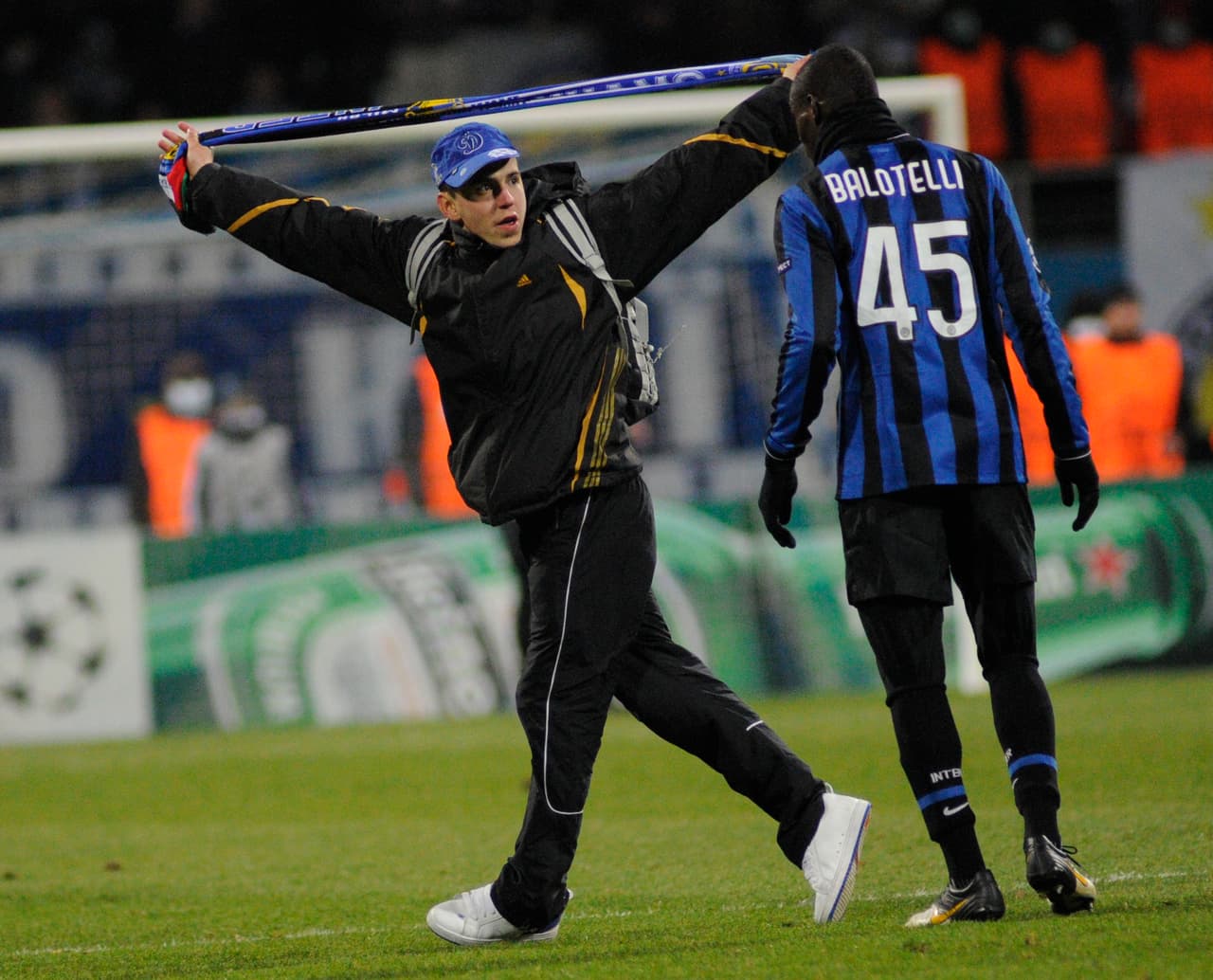 El delantero fue criticado y recriminado con fuertes ofensas racistas por su propia afición, acción que desató el enojo de Super Mario a tal grado que se quitó la camiseta y la dejó tirada sobre la cancha.