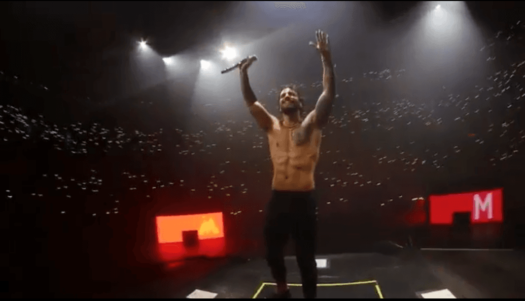 Durante la presentación y mientras interpretaba el tema 'Tengo un Amor' recordó a las víctimas del terremoto del 19 de septiembre de 2017, donde cientos de personas perdieron la vida, además de aquellos que se quedaron sin casa ni posesiones: “Esa luz que prenden es por todas las víctimas del terremoto, por las personas que perdieron sus casas o cosas materiales”, comentó Maluma.