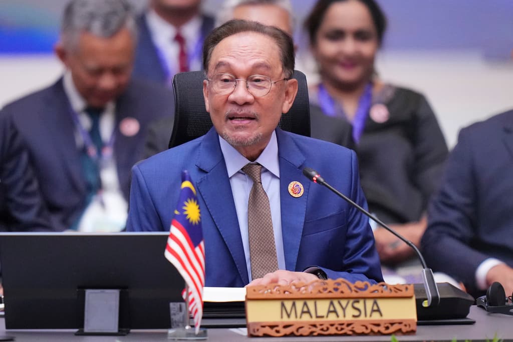 El primer ministro de Malasia, Anwar Ibrahim, durante la sesión plenaria de la cumbre de ASEAN en Kuala Lumpur, Malasia, este lunes 26 de mayo de 2025.