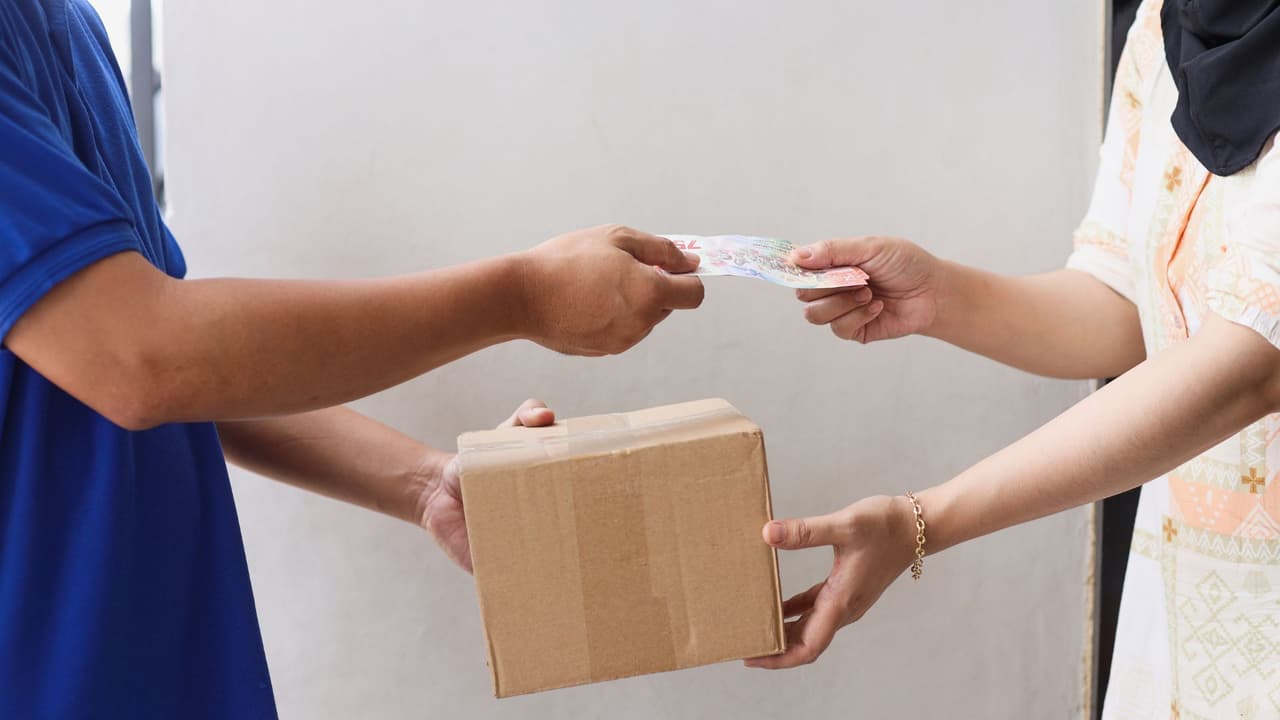 <h3 class="cms-H3-H3">Si tú repartes, esto te puede ayudar: </h3>
<br>
<b>Guarda tus pruebas: </b>fotos de pedidos, recibos, registros. Te pueden proteger en una disputa o bloqueo. 
<br>
<b>Trabaja en varias apps si puedes: </b>no dependas de una sola. Si te desactivan, no pierdes todo. 
<br>
<b>Habla con tu familia:</b> ten un plan de emergencia. Asegúrate de que alguien pueda ayudarte si te detienen. 
<br>
<b>Conoce tus derechos: </b>no abras puertas sin orden judicial. No respondas sin abogado. 
<br>
<b>Únete a otros repartidores: </b>comparte consejos, apóyate en tu comunidad. No estás solo.