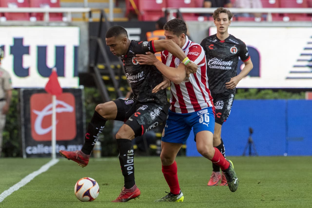 Chivas consolidó su dominio sobre Tijuana y logra imponerse para seguir en la pelea por el Repechaje.