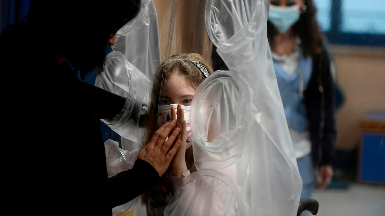 Suben las hospitalizaciones de niños debido al covid-19 en todo el país