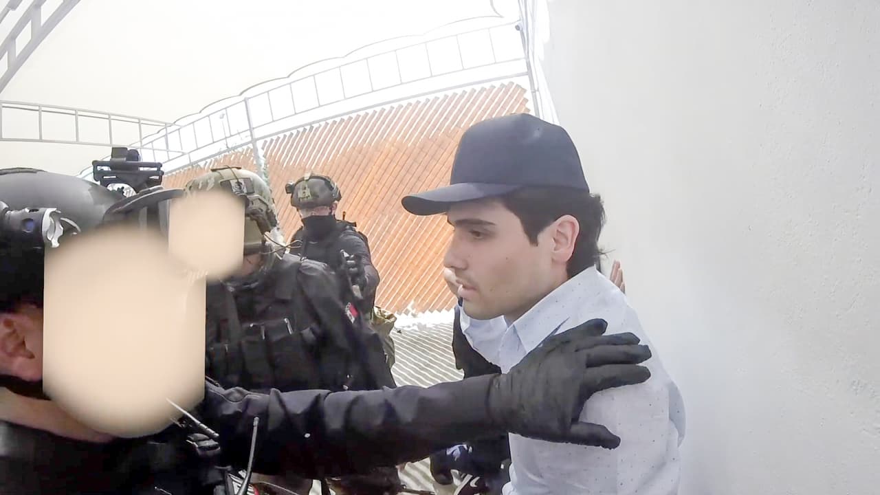 Mientras se escuchan disparos fuera de la casa, los oficiales le pidieron a Guzmán López que persuadiera a su hermano a que detuvieran la violencia. Ovidio se comunicó por teléfono con Archivaldo Iván Guzmán.