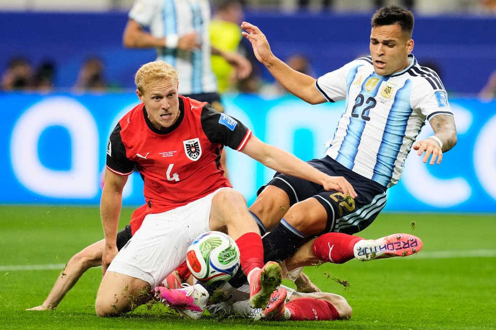 Xaver Schlager realiza una fuerte entrada sobre Lautaro Martínez que terminó en un penal a favor de Argentina.